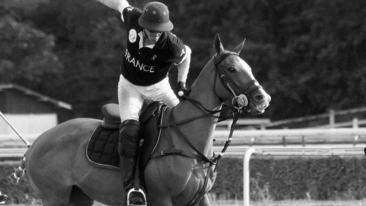 Thibault Guillemin en match de polo, maillot de l'équipe de France